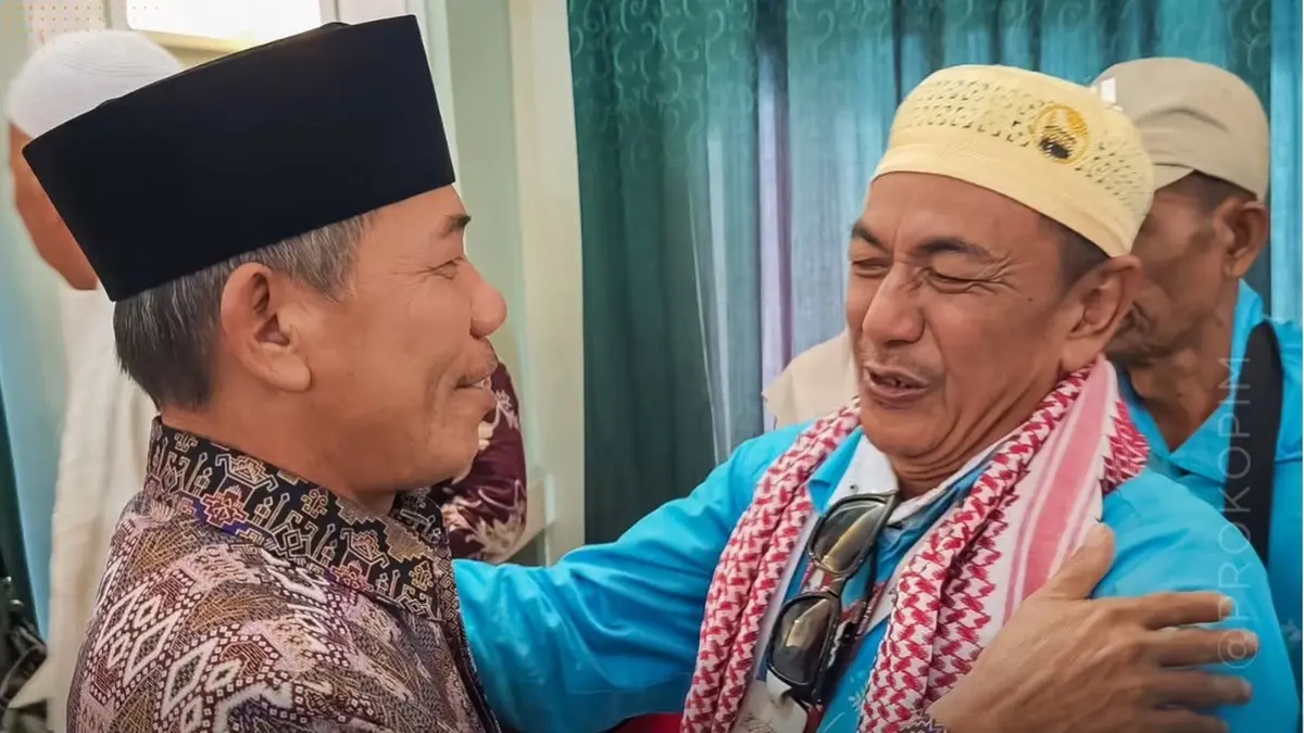 SAMBUT : Wabup Ketapang, Jamhuri Amir, menyambut jemaah haji Ketapang di Batam, Sabtu (20/6).(IST)