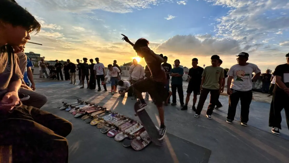 Seorang skateboarder melesat, dan melompat sejauh mungkin saat mengikuti lomba long ollie pada perayaan Go Skateboarding Day 2026 di rooftop Gedung Parkir Kota Pontianak, Minggu (21/6). (IDIL AQSA AKBARY/PONTIANAK POST)