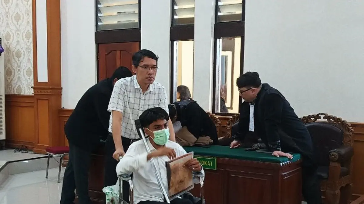 Terdakwa Nirul Rashim Abdoelrazak, seorang warga negara Belanda keluar dari ruang sidang usai mendengarkan pembacaan putusan di Pengadilan Negeri Denpasar, Bali, Selasa (23/6). (ANTARA/Rolandus Nampu)