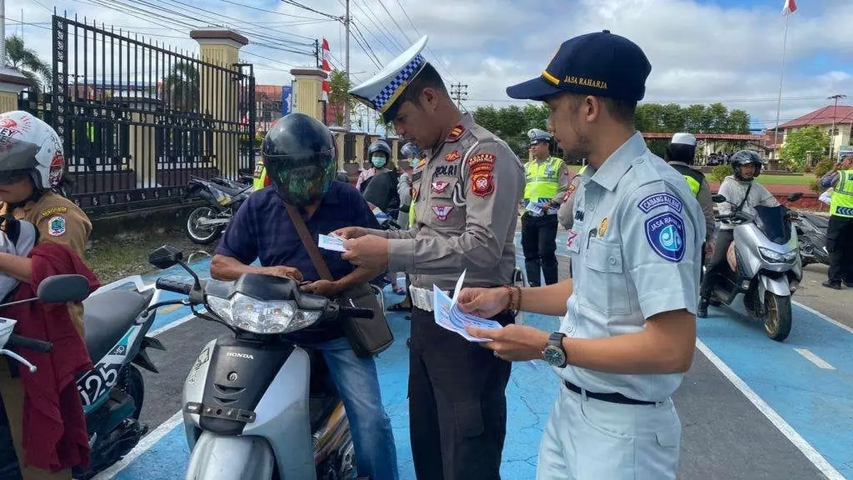 Tim Samsat Kapuas Hulu saat melakukan pengecekan surat kendaraan dan sosialisasi pembebasan denda pajak kendaraan bermotor. (ISTIMEWA)