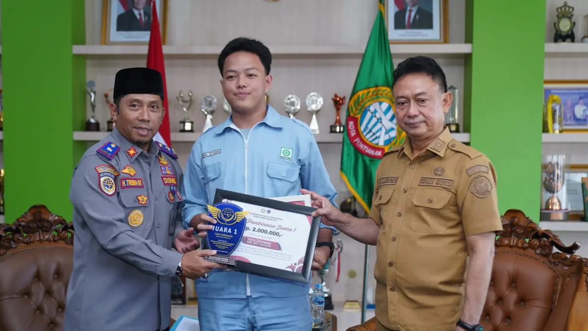 Wali Kota Pontianak Edi Kamtono saat memberikan apresiasi kepada pelajar di Pontianak. (ISTIMEWA)