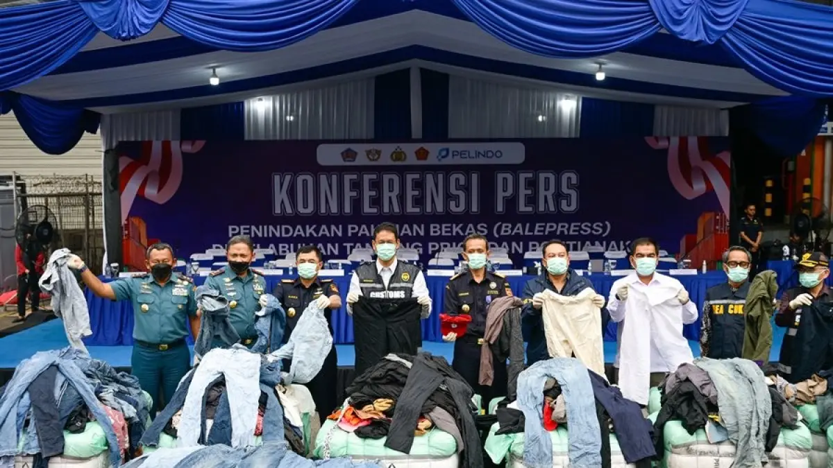 BARANG BUKTI BALPRES: Menteri Keuangan Purbaya Yudhi Sadewa (tengah berkacamata) memperlihatkan pakaian bekas impor ilegal yang disita dalam pengungkapan jaringan penyelundupan balpres di Tanjung Priok dan Kalimantan Barat, Selasa (23/6). Pemerintah memastikan penegakan hukum akan menyasar seluruh pihak yang terlibat dalam rantai perdagangan ilegal tersebut. (KEMENKEU)