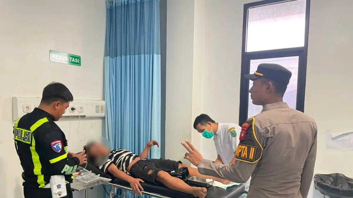 DIRAWAT USAI KECELAKAAN – Salah seorang korban kecelakaan yang melibatkan tiga sepeda motor di Jalan Raya Sanggau-Ledo, depan SMAN 1 Bengkayang, Senin (22/6), menjalani perawatan medis akibat luka yang dideritanya. Peristiwa yang diduga dipicu kecepatan tinggi itu menyebabkan tiga pengendara mengalami luka ringan. /POLRES BENGKAYANG