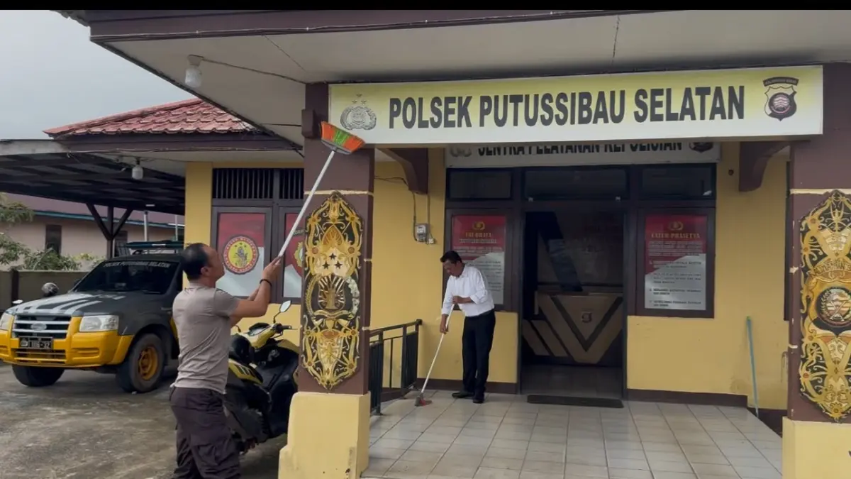 Anggota Polsek Putussibau Selatan saat melakukan bersih-bersih kantor untuk menyemarakkan Hari Bhayangkara ke-80. (IST)