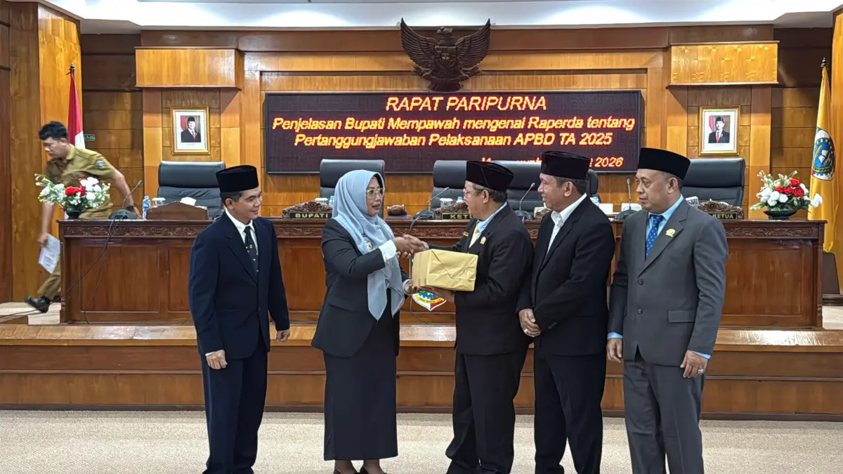  Bupati Erlina menyerahkan LKPD TA 2025 kepada Ketua DPRD.