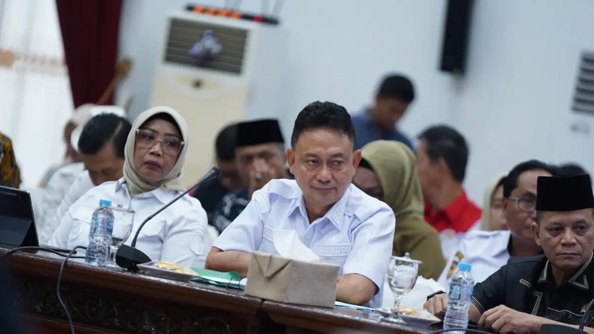 BAHAS BATAS WILAYAH:  Wali Kota Pontianak Edi Rusdi Kamtono menyampaikan persoalan batas wilayah dengan Kabupaten Kubu Raya saat kunjungan kerja Panitia Kerja Komisi II DPR RI di Balai Petitih Kantor Gubernur Kalbar, Rabu (24/6). 