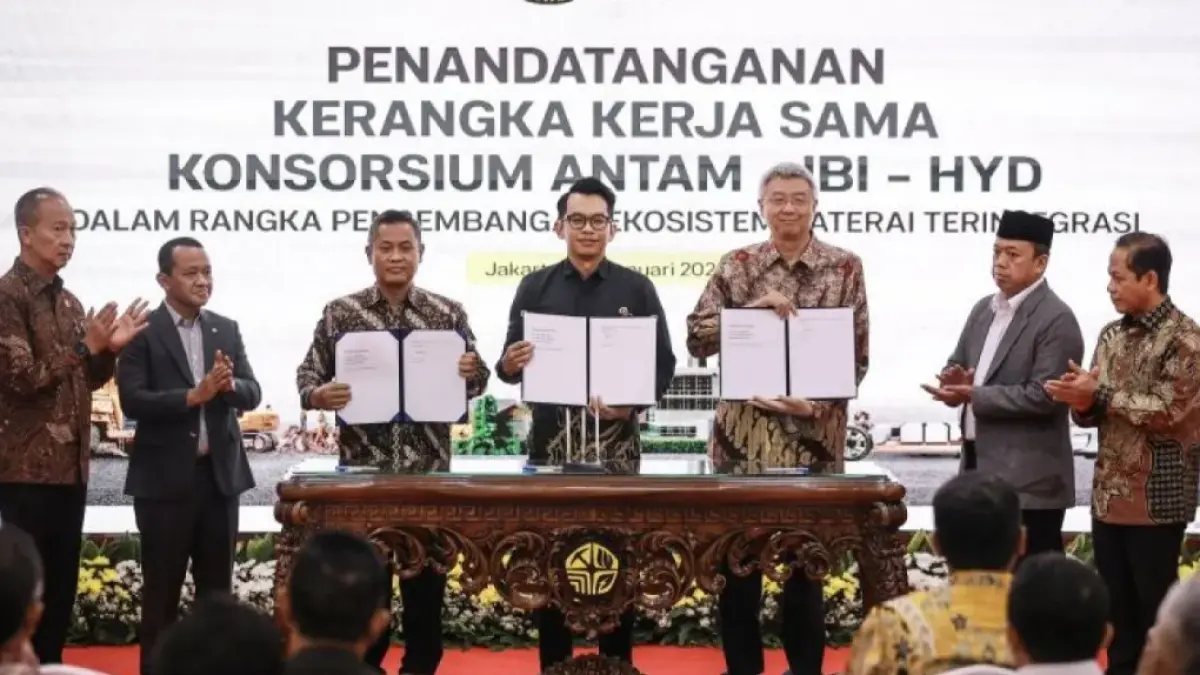 PENGEMBANGAN INDUSTRI BATERAI EV – Menteri ESDM Bahlil Lahadalia bersama Menteri Perindustrian Agus Gumiwang Kartasasmita, Menteri ATR/BPN Nusron Wahid, dan Menteri Lingkungan Hidup Hanif Faisol Nurofiq menyaksikan penandatanganan framework agreement konsorsium ANTAM-IBC-HYD dengan EVE Energy di Kementerian ESDM, Jakarta, Jumat (30/1/2026). Kerja sama senilai 6 miliar dolar AS tersebut mencakup hilirisasi mineral untuk industri baterai kendaraan listrik, mulai dari pengolahan nikel, produksi material katoda, hingga pembuatan sel baterai berkapasitas 20 gigawatt-hour (GWh). (ANTARA FOTO/Dhemas Reviyanto/rwa)