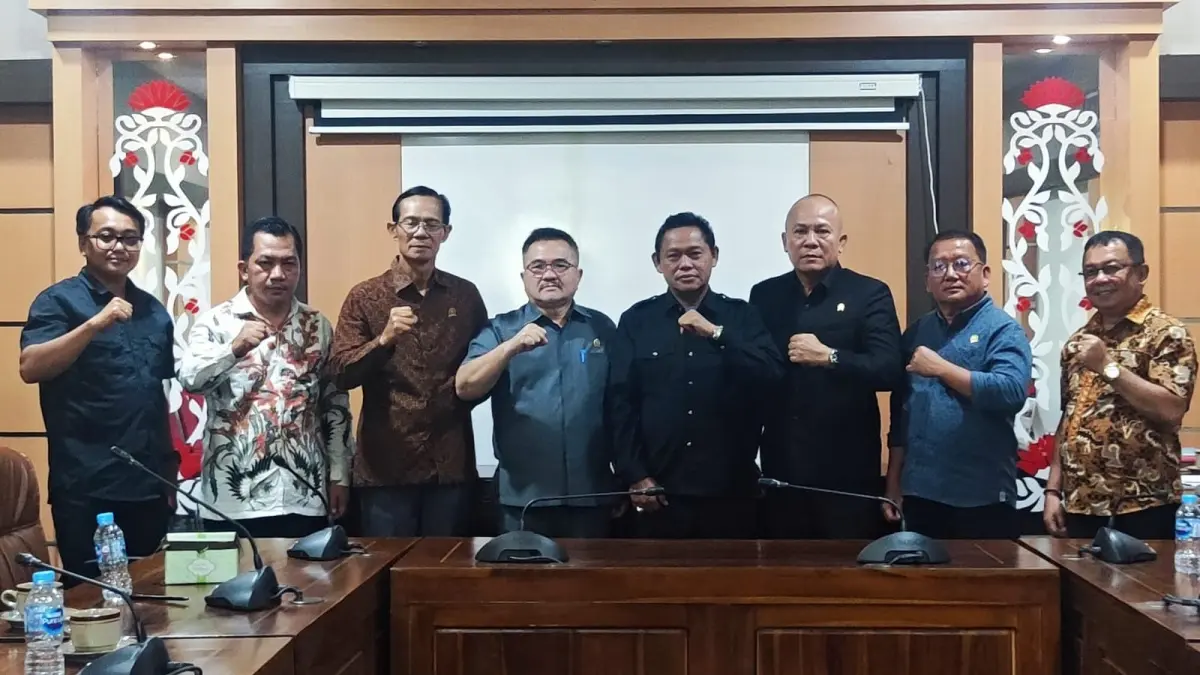 DPRD Sekadau mencari solusi DPRD Kalbar terkait tunggakna gaji para nakes dan tenaga kesehatan dengan status P3K, Pekerha Paruh Waktu dan PTT. (DENY HAMDANI/PONTIANAK POST)