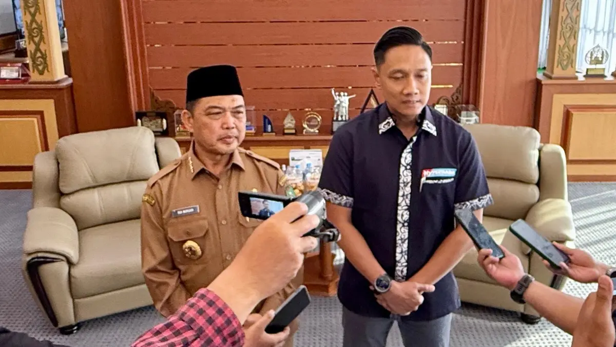 Gubernur Kalbar Ria Norsan dan&nbsp; Sales Area Manager Pertamina Patra Niaga Kalimantan Barat, Widhi Tri Adhi Hidayat ditemui usai pertemuan di Kantor Gubernur Kalbar pada Selasa (23/6). (ISTIMEWA)