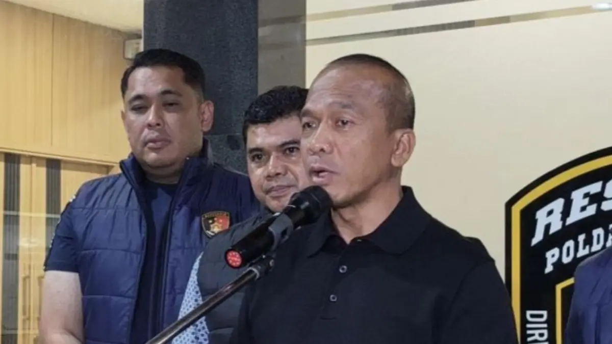 Kapolda Jawa Barat Irjen Pol Rudi Setiawan saat memberikan keterangan di Mapolda Jawa Barat, Kota Bandung, Selasa (23/6). (ANTARA/Rubby Jovan)