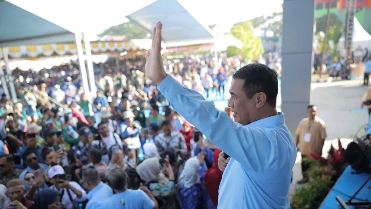 Menteri Pertanian Andi Amran Sulaiman menyapa peserta PENAS XVII di Gorontalo, Rabu (24/6). Sekitar 100 ribu petani dan nelayan dari berbagai daerah hadir membawa harapan baru bagi penguatan ketahanan pangan Indonesia.