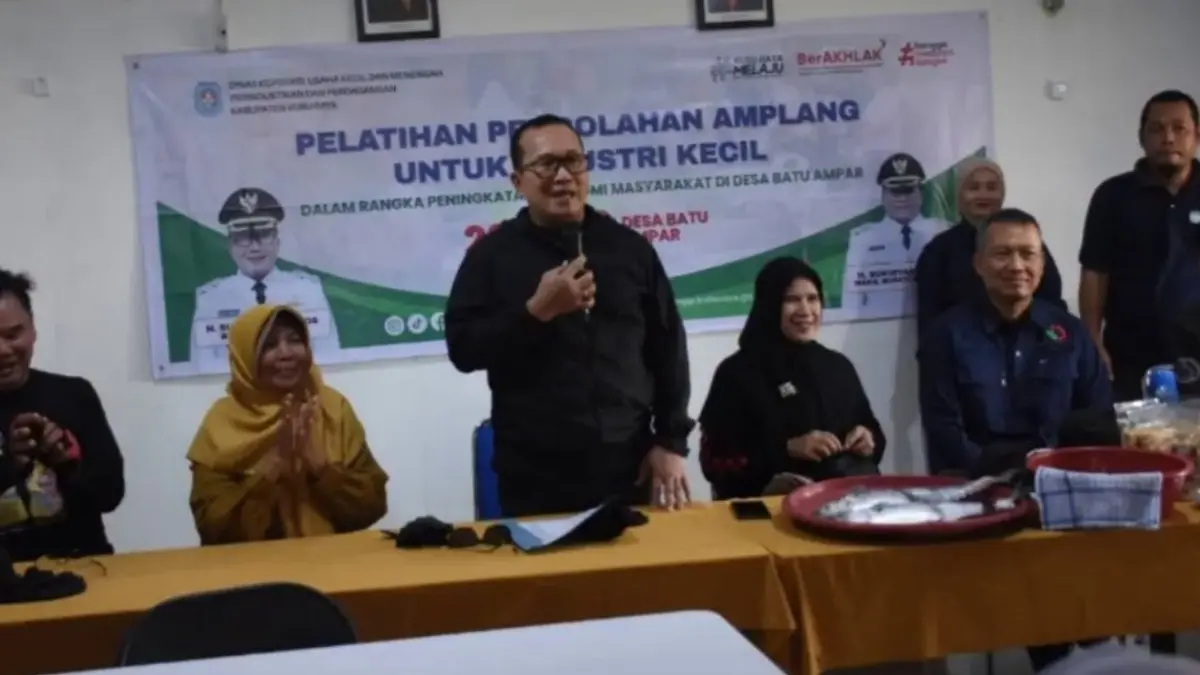 PELATIHAN: Bupati Kubu Raya Sujiwo membuka pelatihan pengolahan amplang bagi pelaku industri kecil di Desa Batu Ampar, Kecamatan Batu Ampar, Sabtu (20/6).(Prokopim Kubu Raya)