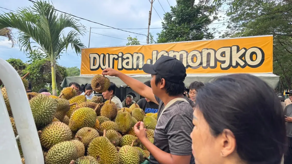 Pembeli memadati lokasi penjualan Durian Jemongko di Jalan Letkol Sugiono, Pontianak. (IDIL AQSA AKBARY/PONTIANAK POST)