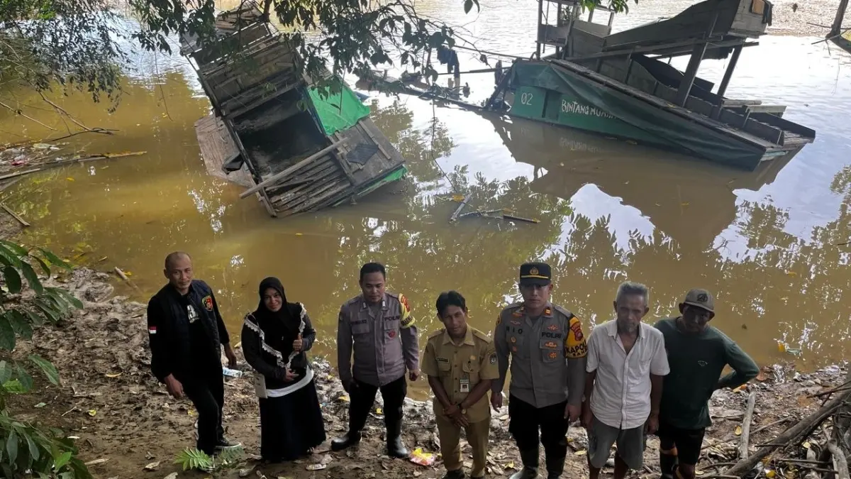 PETI : Polisi menenggelamkan dua kapal ponton yang digunakan untuk menambang emas tanpa izin di aliran Sungai Pawan di Sandai, Sabtu (20/6).(IST)