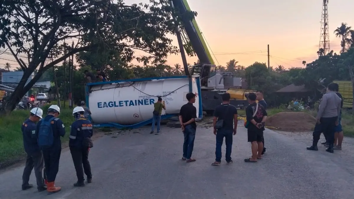 Petugas sedang meevakuasi mobil trailer yang mengangkut bahan kimia Sodium Methilate Solution mengalami kecelakaan tunggal di Desa Purun Kecil pada Rabu (24/6). (WANDI/PONTIANAK POST)