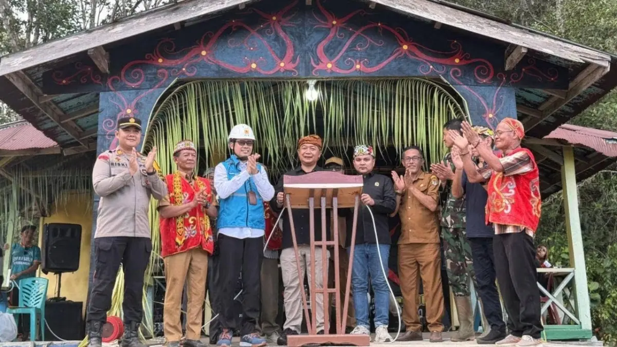 RESMIKAN : Bupati Ketapang, Alexander Wilyo, meresmikan Listrik Desa di Desa Pangkalan Suka, Kecamatan Kendawangan, Senin (22/6).(IST)