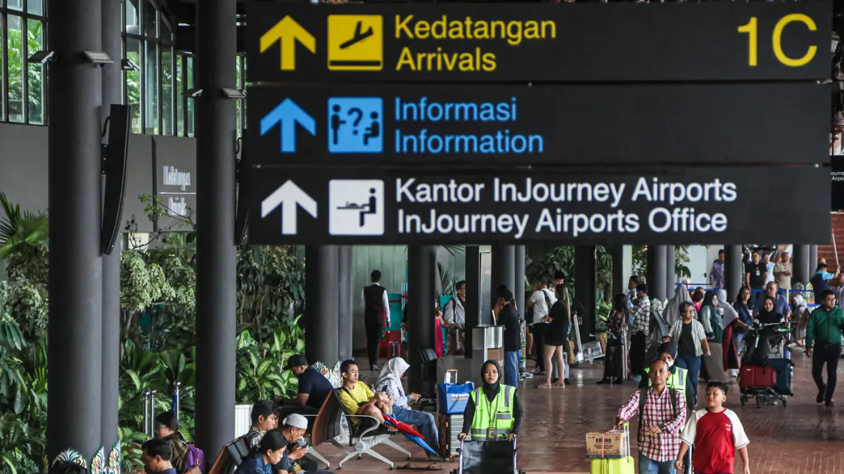 Sejumlah penumpang pesawat keluar dari Terminal 1C Bandara Soekarno-Hatta, Tangerang, Jumat (02/01/2026). (DOK JAWA POS)
