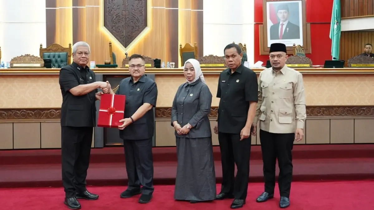 Sekretaris Daerah Kalimantan Barat, Harisson, mewakili gubernur menghadiri Rapat Paripurna DPRD Provinsi Kalbar di Aula Balairung DPRD Provinsi Kalbar. (Adpim Pemprov Kalbar)