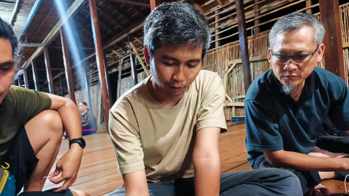 Jabfung Dinas Lingkungan Hidup Kabupaten Sintang, Ikbal, menyampaikan penjelasan terkait pengelolaan hutan berbasis masyarakat dan pengakuan wilayah adat saat berada di kawasan wisata alam berbatu di Kabupaten Sintang. (AGUNG RAJALI SAPUTRA/PONTIANAKPOST)