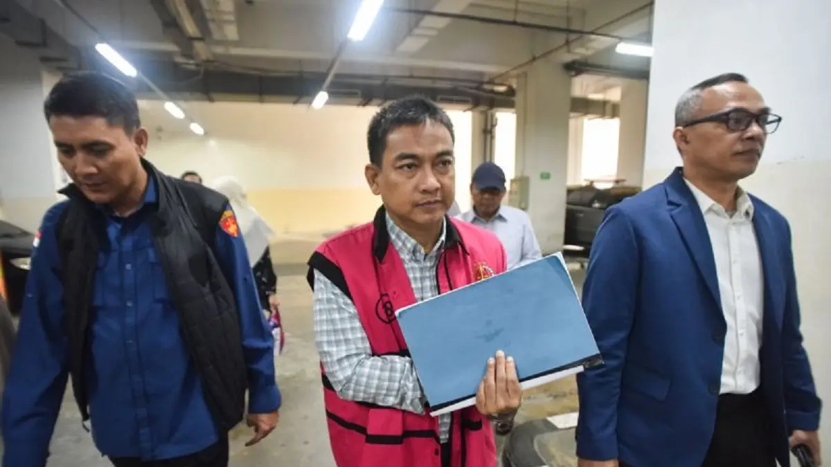 Terdakwa kasus dugaan korupsi tata kelola pertambangan Hery Susanto (tengah) berjalan menuju mobil tahanan usai Sidang Dakwaan di Pengadilan Tipikor, Jakarta, Kamis (25/6). Mantan Ketua Ombudsman Hery Susanto didakwa menerima suap uang dan rumah senilai Rp4,8 miliar pada 2013-2025. (Antara)