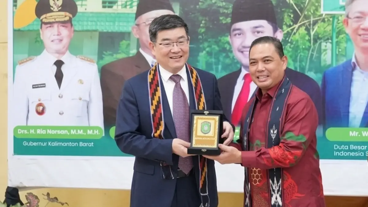 Gubernur Kalimantan Barat (Kalbar) Ria Norsan saat perjanjian kerja sama pendidikan internasional dengan perwakilan Tiongkok di SMA Negeri 1 Pontianak, Kamis (25/6/2026). Kerja sama ini mencakup program beasiswa penuh bagi pelajar Kalbar dan penguatan akses pendidikan global. ANTARA/Rendra Oxtora