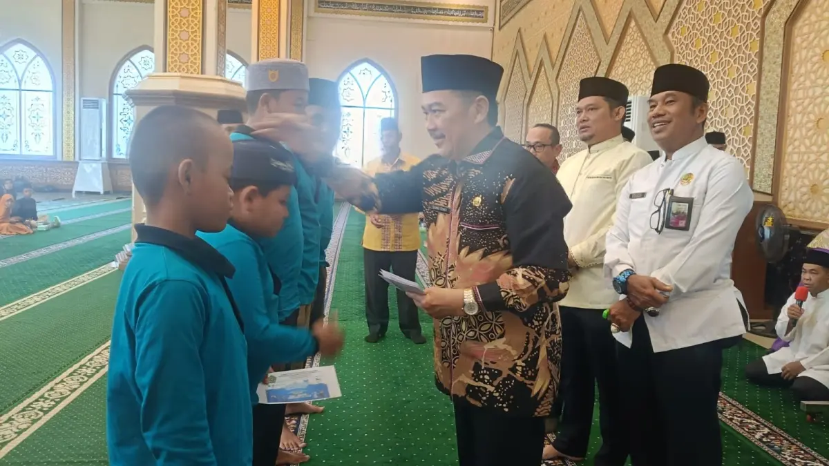 Asisten 1 Sekretariat Daerah, Bung Tomo saat membagikan santunan kepada anak yatim. (TAUFIK/PONTIANAK POST)