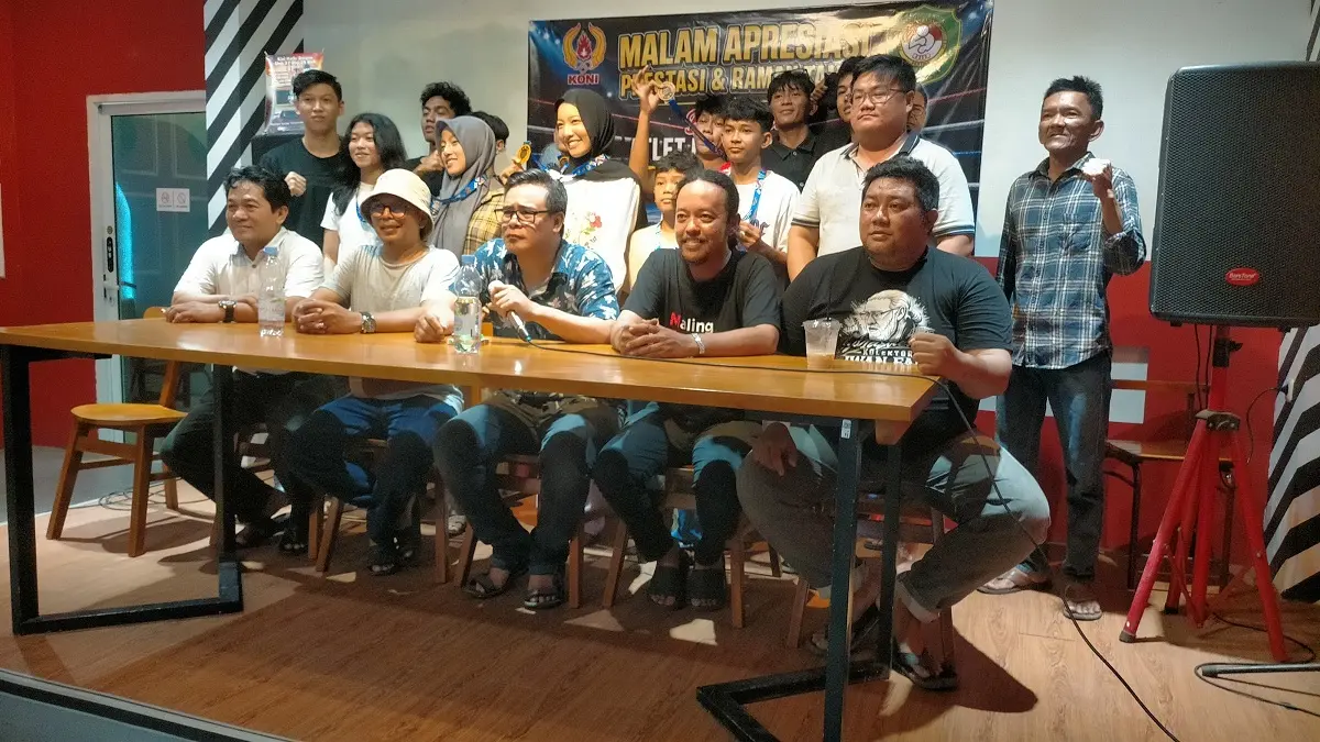 Atlet Pertina Singkawang dan pengurus diabadikan bersama. 