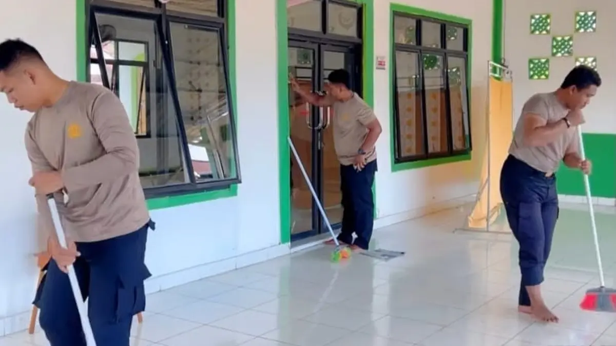 BERSIH-BERSIH: Personel Polres Sambas membersihkan tempat ibadah dalam kegiatan bakti religi menyambut Hari Bhayangkara ke-80 Tahun 2026.(IST)