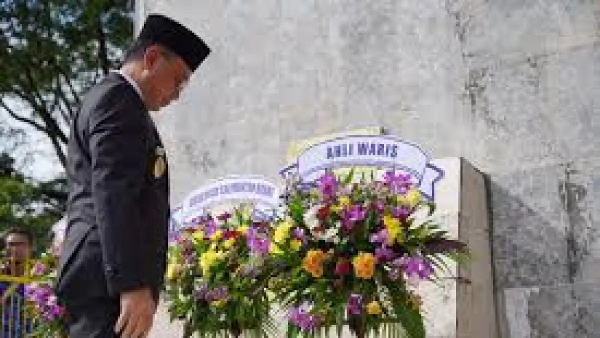 BERZIARAH: Wali Kota Pontianak Edi Rusdi Kamtono berziarah ke Makam Juang korban peristiwa Mandor (DOK PONTIANAK POST) 