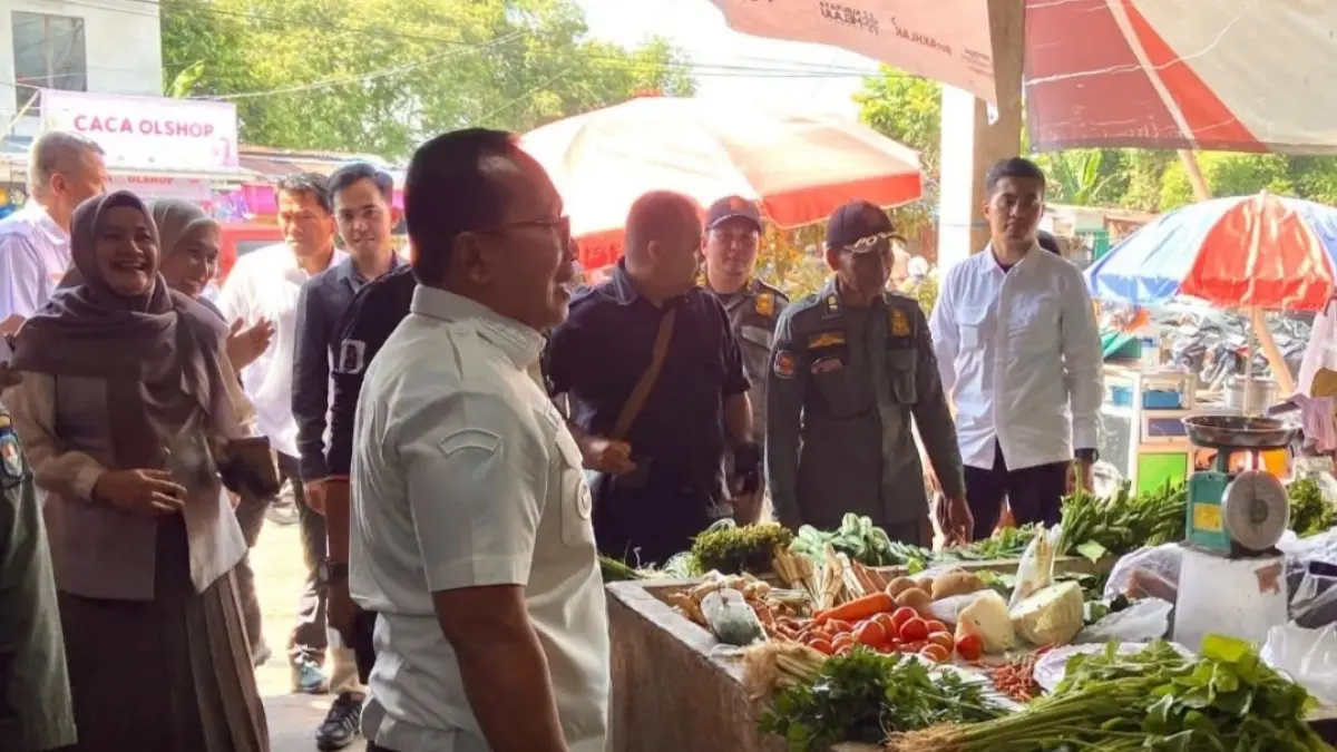 Bupati Kubu Raya, Sujiwo meninjau kondisi Pasar Bahagia di Desa Kuala Dua, Kecamatan Sungai Raya, usai rampungnya penggantian atap pasar, Rabu (24/6). (Prokopim KUbu Raya)