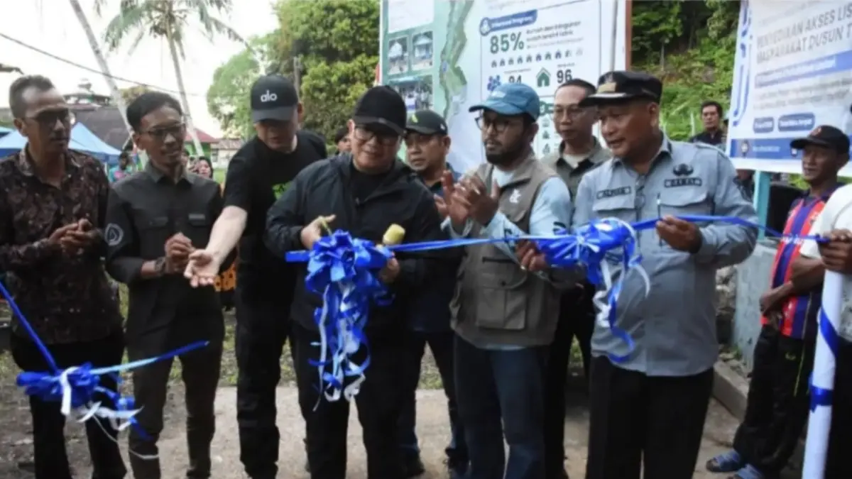 Bupati Kubu Raya, Sujiwo meresmikan penyediaan akses listrik bagi masyarakat Dusun Teluk Air, Desa Batu Ampar, Kecamatan Batu Ampar, Sabtu (20/6). (Prokopim Kubu Raya)