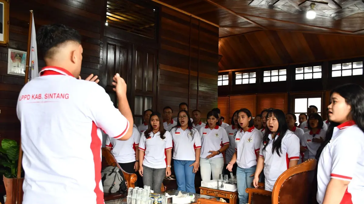 Bupati Sintang Gregorius Herkulanus Bala melepas Tim Kabupaten Sintang untuk bersaing pada ajang Pesparawi Nasional XIV di Manokwari, Papua Barat. (IST)