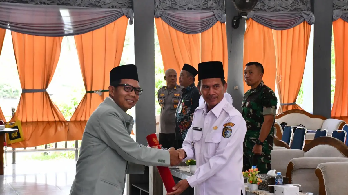 Bupati Sintang Gregorius Herkulanus Bala saat mengukuhkan jajaran Pengurus Hari Besar Islam (PHBI) Kabupaten Sintang periode 2026-2030, Rabu (24/6). (IST)