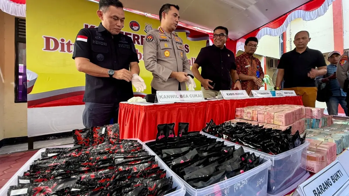 Ditresnarkoba Polda Kalbar menggelar konferensi pers terkait pengungkapan tindak pidana narkotika, Kamis (25/6). Dari hasil pengungkapan diamankan satu orang tersangka beserta barang bukti. (MEIDY KHADAFI/PONTIANAK POST)