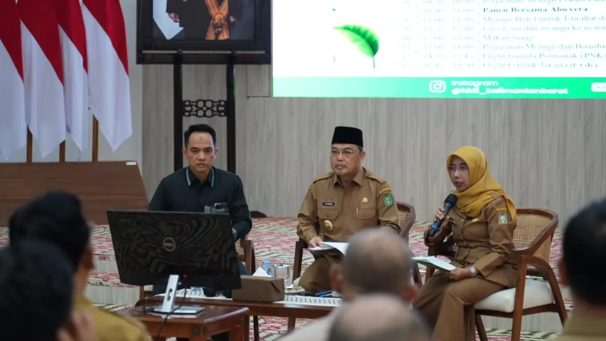 Gubernur Kalimantan Barat, Ria Norsan, memimpin rapat persiapan pelaksanaan Musda Himpunan Kerukunan Tani Indonesia. (ADPIM PEMPROV KALBAR)