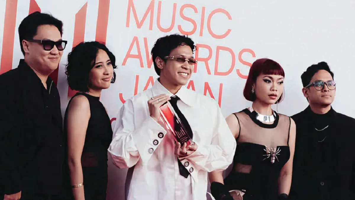 Hindia (tengah) bersama Blue Valley Radio. Dia mendapatkan Special Award: Indonesian Popular Music melalui lagu Everything U Are. (@MAJ_CEIPA_OFFICIAL DAN INSTAGRAM WORDFANG)