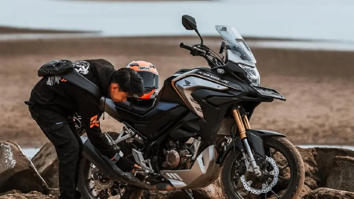 Instruktur safety riding mengingatkan pentingnya cek kendaraan, perlengkapan berkendara, dan kondisi fisik sebelum touring.