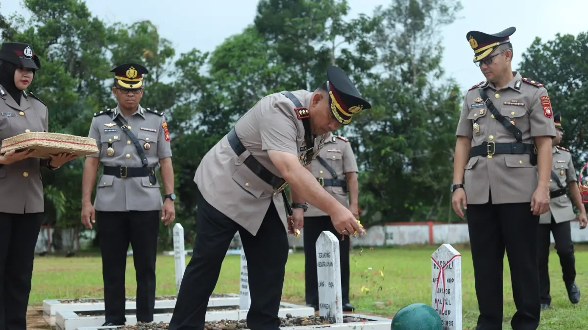 Kapolres Kapuas Hulu AKBP Roberto Aprianto Uda saat tabur bunga ke makam para pahlawan, dalam memperingati Hari Bhayangkara ke-80. (IST)