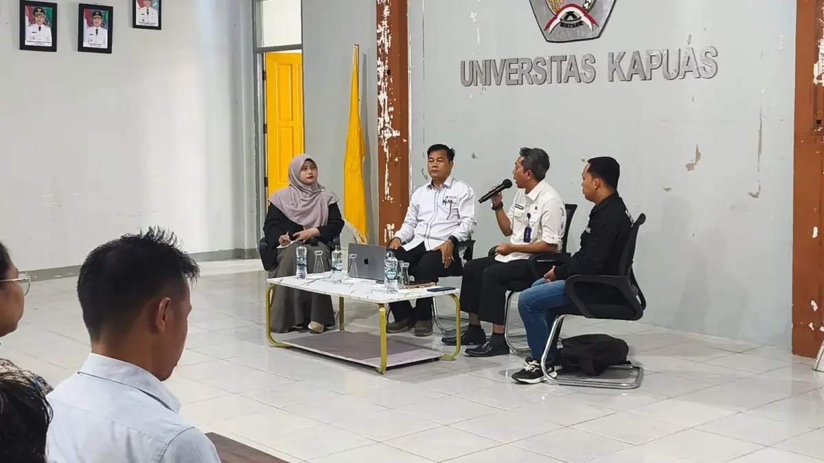 Kepala BRIDA Kabupaten Sintang, Dedi Irawan, saat memaparkan materi bioekonomi di hadapan mahasiswa UnKaS Sintang.&nbsp;(ISTIMEWA)