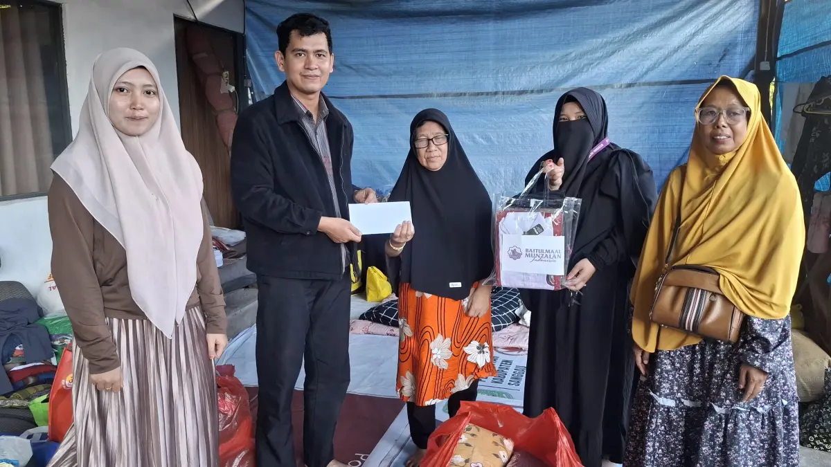 Korban kebakaran di Jalan Perintis, Sanggau menerima bantuan dari Baitulmaal Munzalan Indonesia (BMI) Kantor Pemberdayaan Sanggau