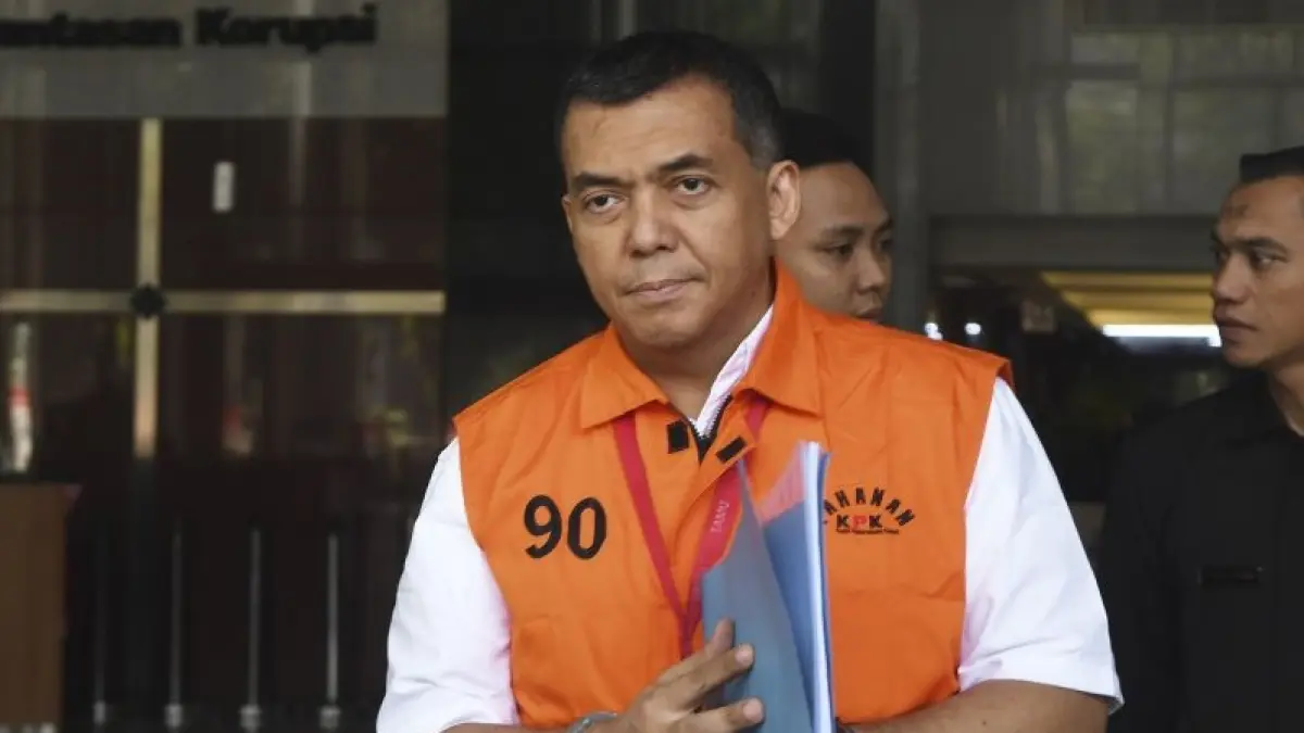 Mantan Wakil Menteri Imigrasi dan Pemasyarakatan (Imipas) Silmy Karim berjalan usai diperiksa di Gedung Merah Putih KPK, Jakarta,Jumat (19/6). (ANTARA FOTO/Reno Esnir/hma)