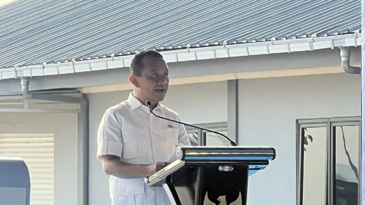 Menteri Energi dan Sumber Daya Mineral (ESDM) Bahlil Lahadalia ketika meresmikan Mini LNG Plant PT Sumber Aneka Gas di Tuban, Jawa Timur, Kamis (25/6). (ANTARA/Putu Indah Savitri)