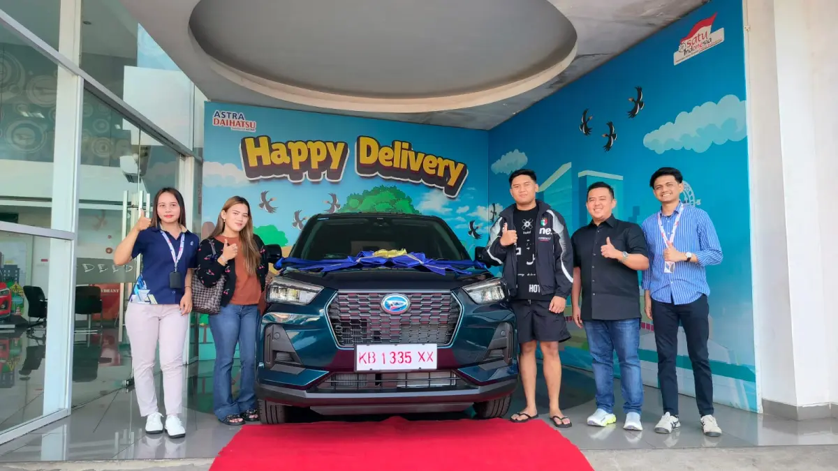 Pembeli pertama Daihatsu Rocky Hybrid di Kalimantan Barat, Azar dan Farlina, berfoto bersama Kepala Cabang Astra Daihatsu Pontianak Subono Lot To serta jajaran manajemen usai serah terima kendaraan. Rocky Hybrid menjadi model hybrid pertama Daihatsu yang dipasarkan di Kalbar dengan harga OTR Pontianak Rp306 juta.
