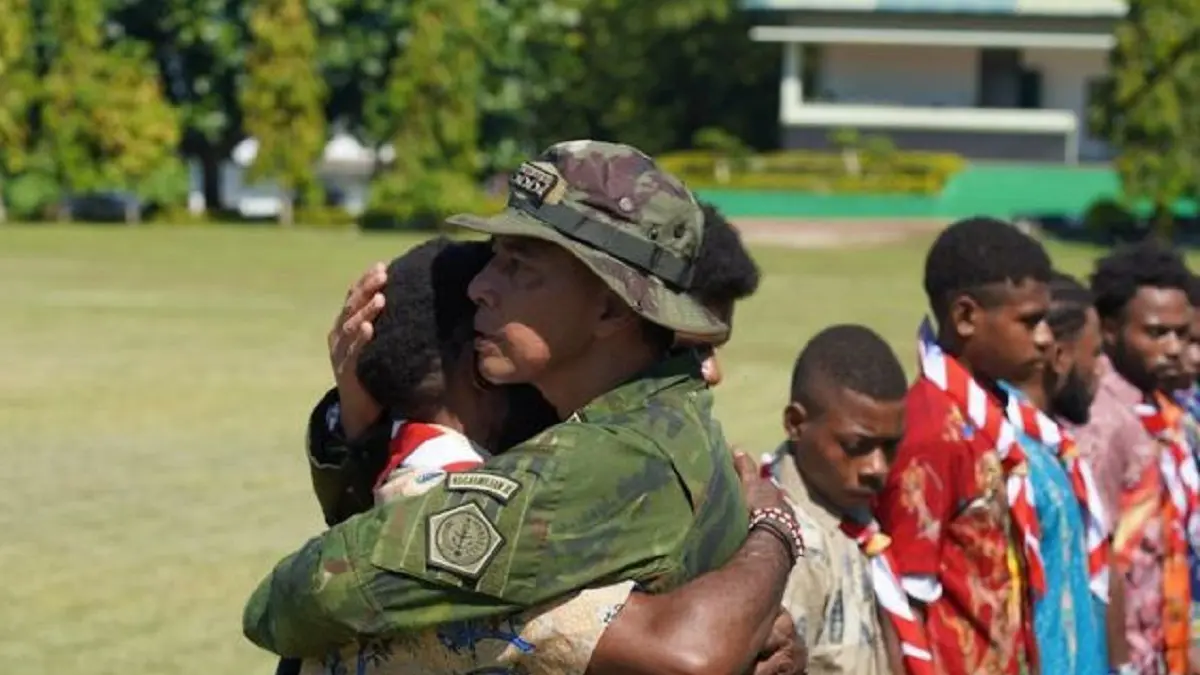 Pangkogabwilhan III Letjen TNI Lucky Avianto saat memeluk salah satu dari 10 anggota eks OPM yang kembali ke pangkuan NKRI di Lapangan Kodam XVIII/Kasuari, Kamis (25/6). (ANTARA/Ho-Humas TNI)