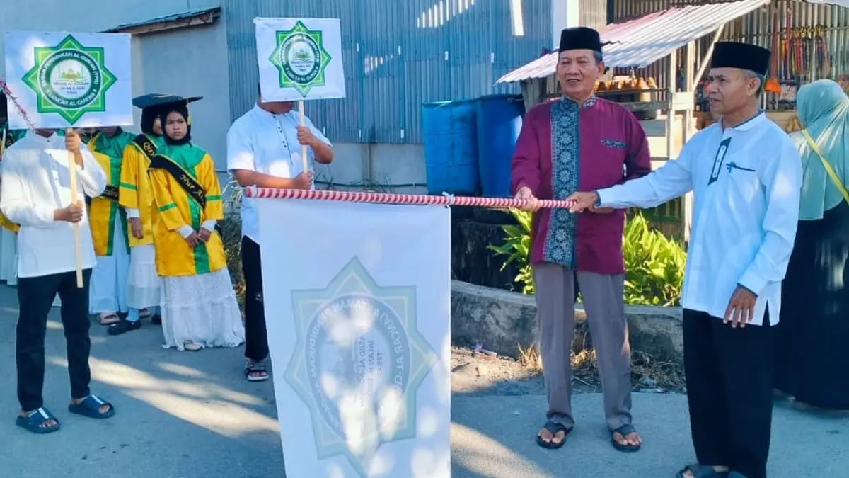 PAWAI: Santri TPQ Lancar Alquran mengikuti pawai sebelum prosesi wisuda di Desa Tebas Sungai, Kecamatan Tebas.(IST)