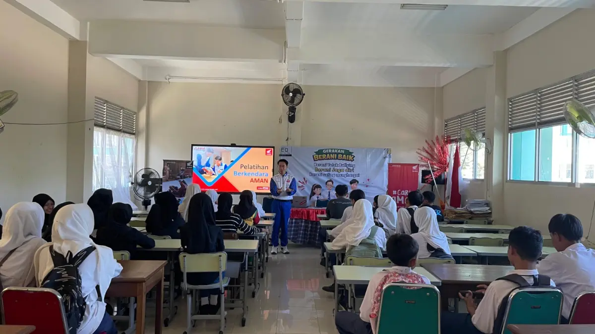 Pelajar SMPN 13 Pontianak antusias mengikuti edukasi safety riding dari Astra Motor Kalbar untuk menanamkan budaya tertib berlalu lintas sejak dini.
