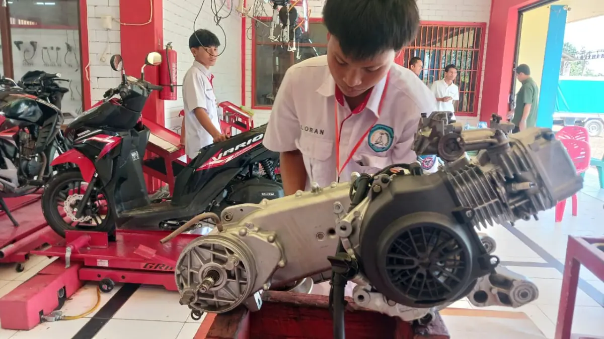 Pelaksanaan Ujian Kompetensi Keahlian (UKK) versi industri Honda bagi siswa Sekolah Menengah Kejuruan (SMK) Teknik dan Bisnis Sepeda Motor (TBSM) di Kalimantan Barat.