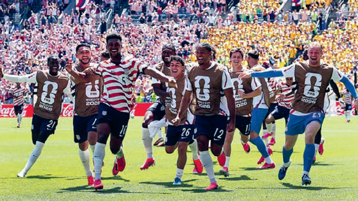 Pemain timnas AS merayakan kemenangan atas Australia yang sekaligus memastikan lolos babak 32 Besar. (JAMIE SQUIRE/AFP PHOTO)