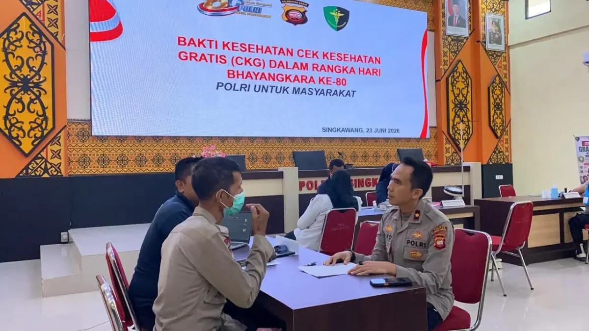 Peserta mengikuti layanan Cek Kesehatan Gratis yang digelar Polres Singkawang dalam rangka Hari Bhayangkara ke-80 Tahun 2026. (ISTIMEWA)