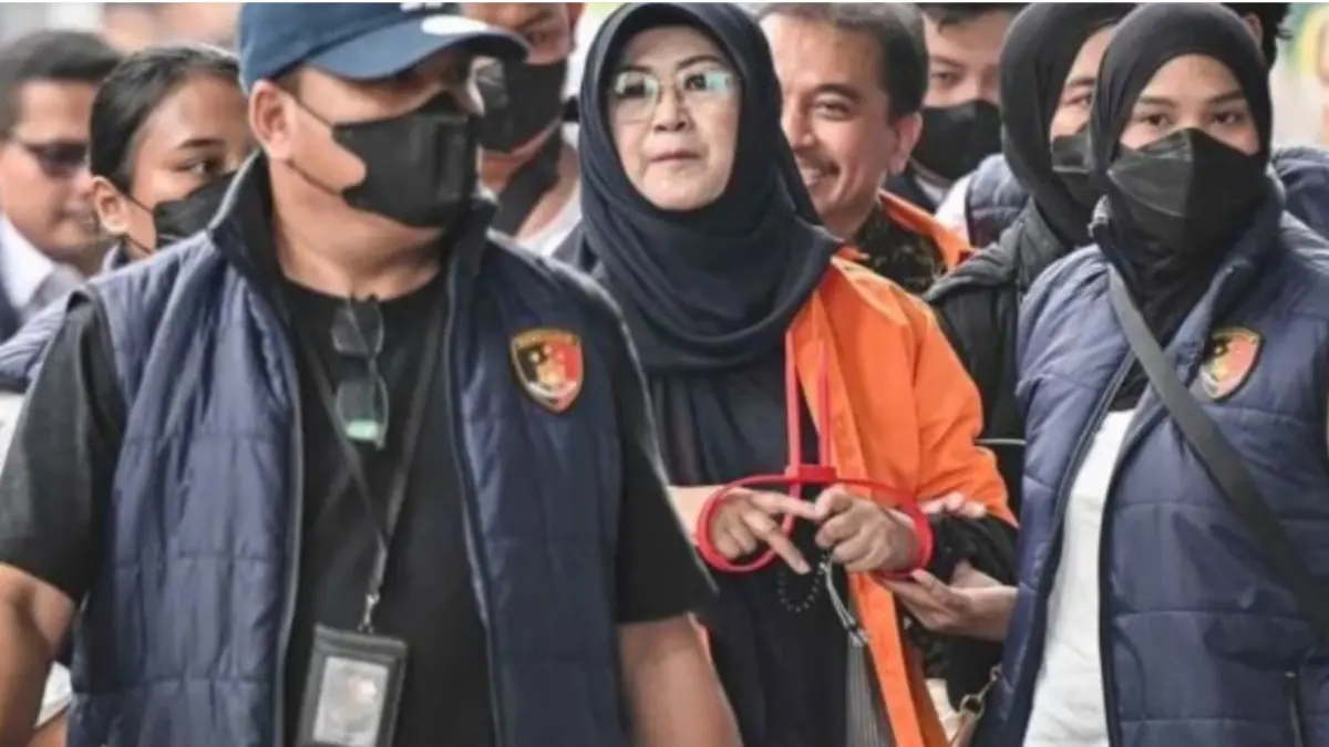 Petugas kepolisian menggiring Roy Suryo (kiri) dan Tifauzia Tyassuma (kanan) ke dalam gedung di Kejaksaan Negeri Jakarta Selatan, Jakarta, Senin (22/6). (ANTARA FOTO/Sulthony Hasanuddin/foc.)